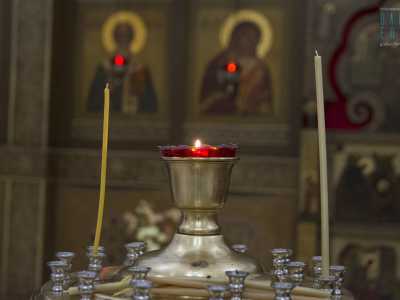 Scendiamo e ora veniamo accompagnati nella Chiesa vera e propria che occupa un locale del primo piano a cui si accede attraverso una scala. Qui la solennit� delle suppellettili nel tipico stile ortodosso � esaltata dai toni severi del legno scuro e del rosso dei lumi